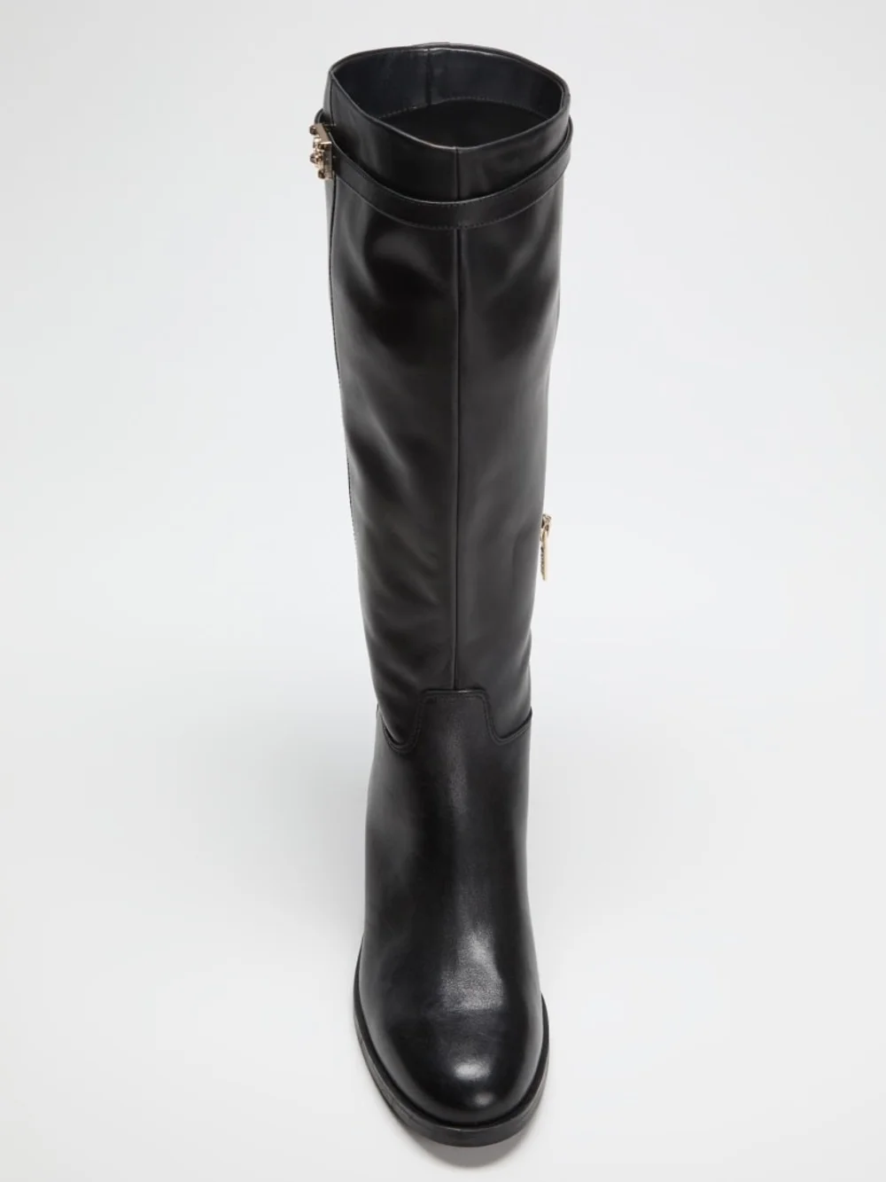 The GUESS Zoro riding boot is a beautiful silhouette Size 7m